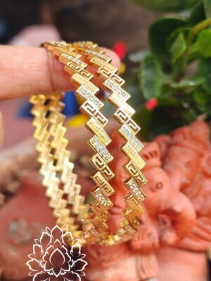 Gold forming checker design bangle