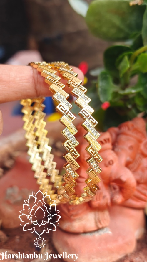 Gold forming checker design bangle