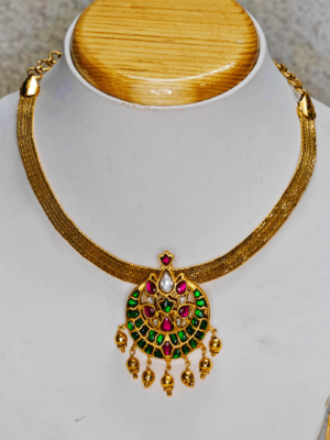 Amirtham attigai necklace (Green Jadau)