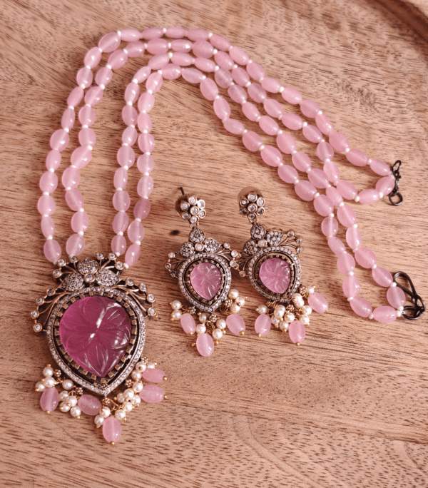 Tilak victorian pendant set with pink beads