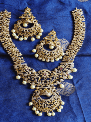 White chandbali necklace with earrings