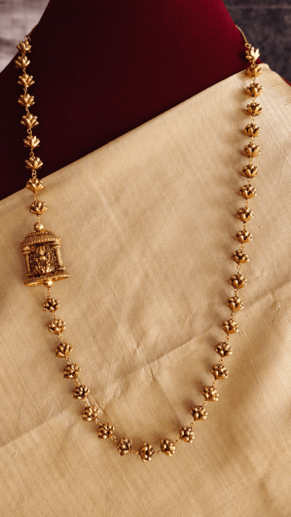 Lakshmi mogappu lotus chain