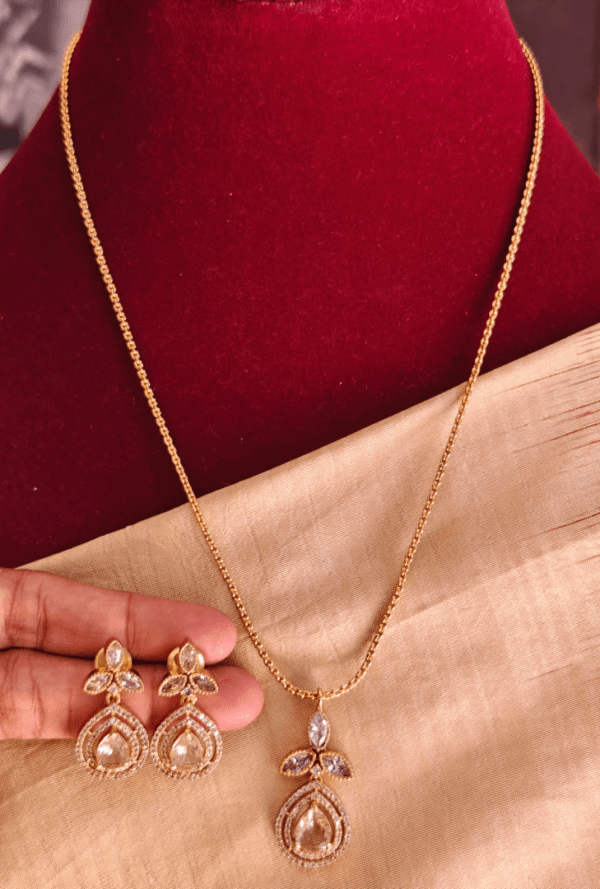 Leaf tilak pendant chain set (White)