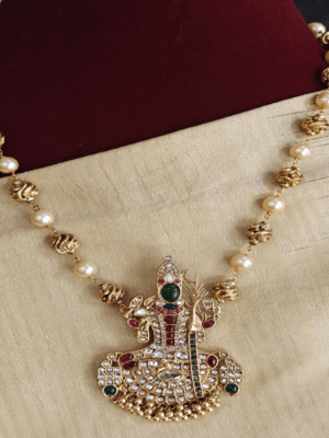 Kundan kamakshi with antique pearl chain