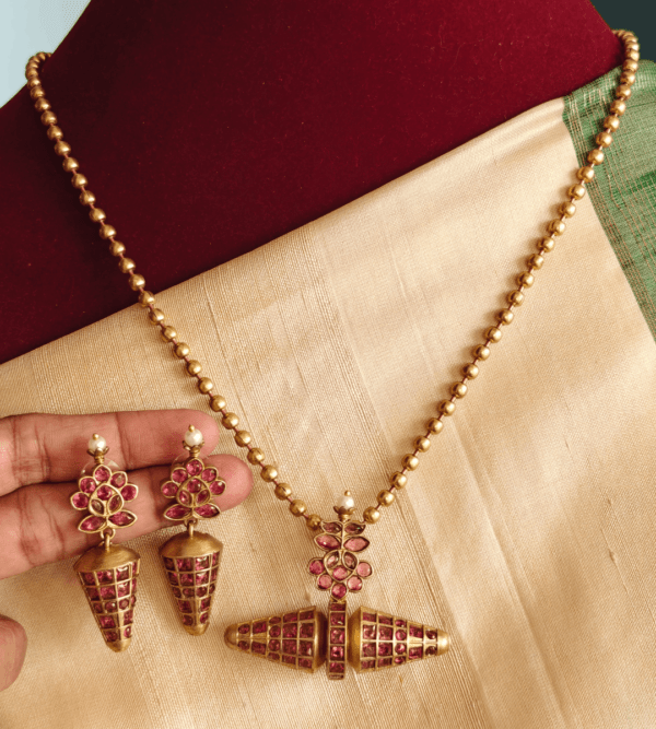 Victorian pendant set with chain (Ruby)
