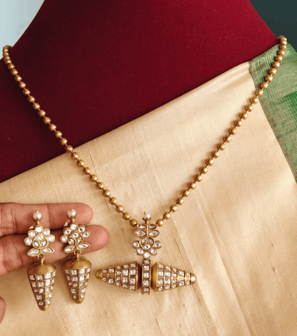 Victorian pendant set with chain (White)