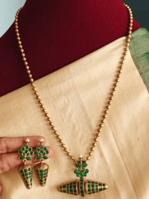 Victorian pendant set with chain (Green)