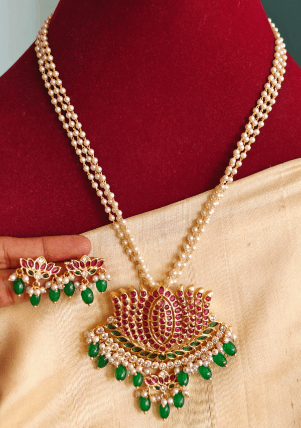 Thamarai kemp pendant with chain
