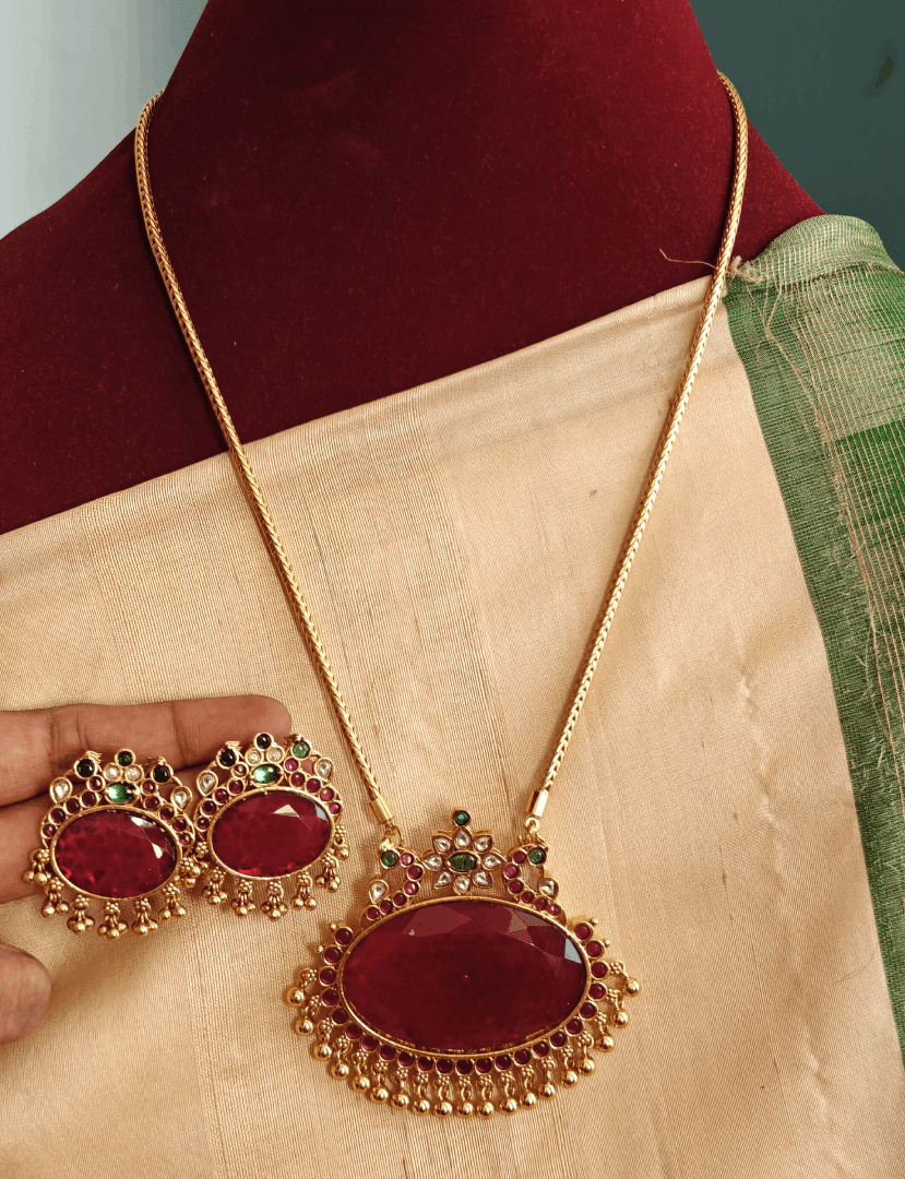 Neelvattam pendant set with kodi chain (red)