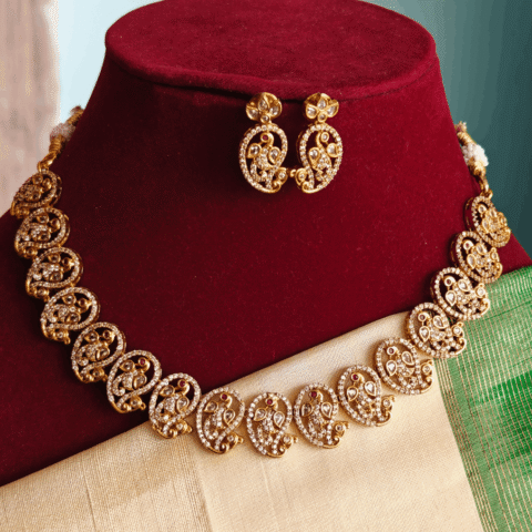 Vellai kal maanga necklace