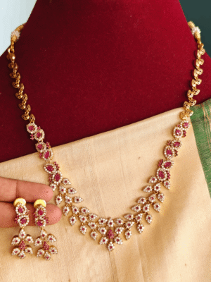 Leaf necklace (Ruby white)