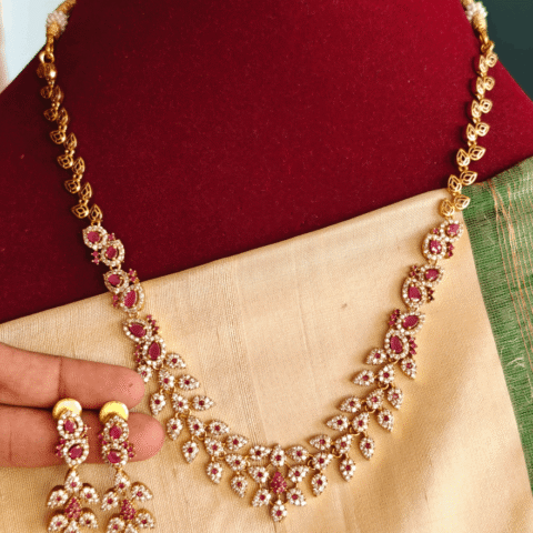 Leaf necklace (Ruby white)