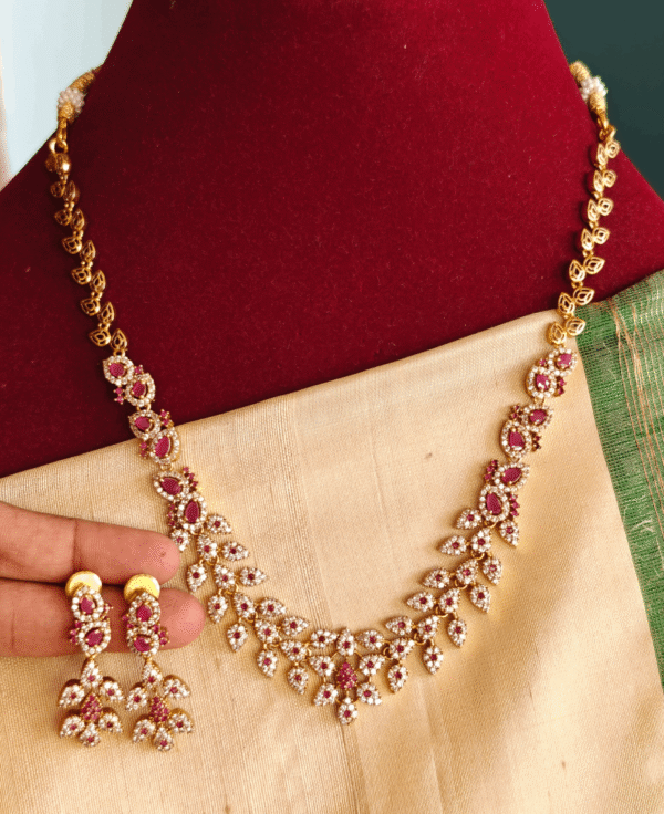Leaf necklace (Ruby white)