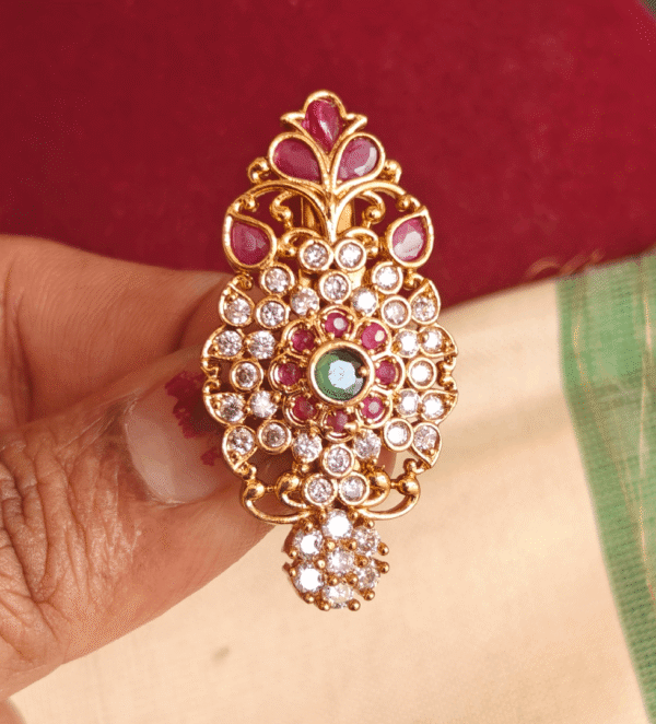 floral saree pin (Ruby white)