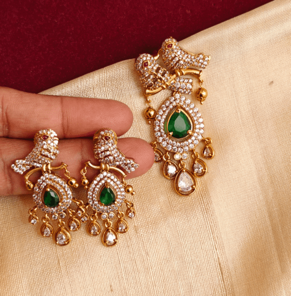Emerald parrot pendant set