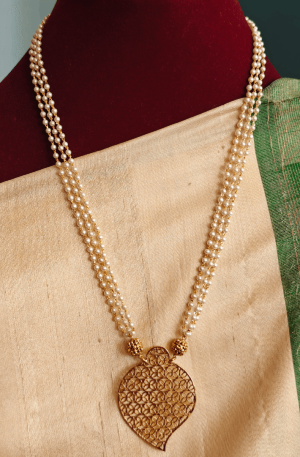 Filigiri work mango pendant with pearl chain