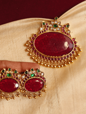 Neelvattam pendant set (Red)