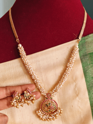 Annam pendant set with pearls cluster chain