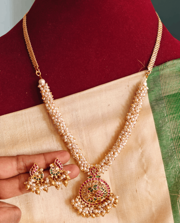 Annam pendant set with pearls cluster chain
