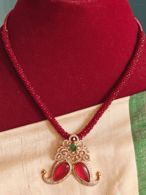 Fusion claw pendant with hydrocrystal beads (red)