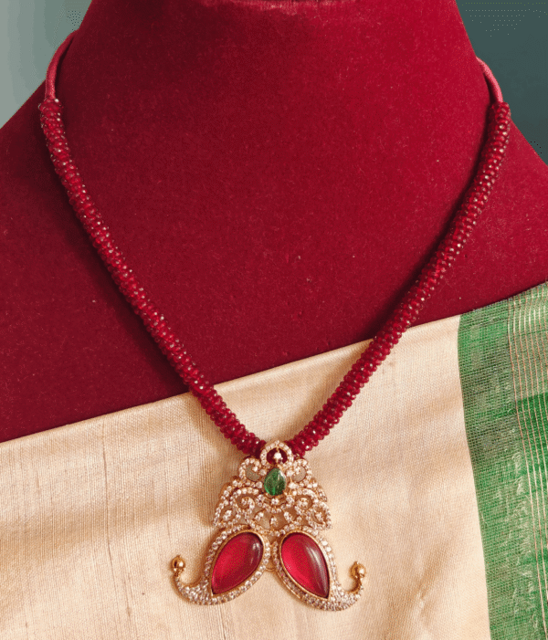 Fusion claw pendant with hydrocrystal beads (red)