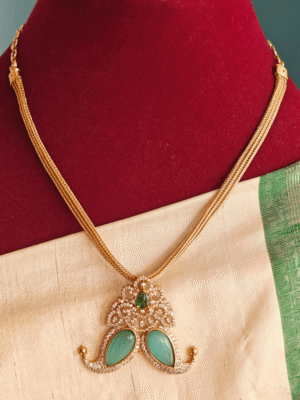 Fusion claw pendant with short chain (Light green)