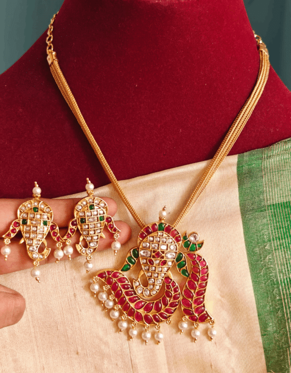 Ganesha kemp pendant set with short chain (multicolor)