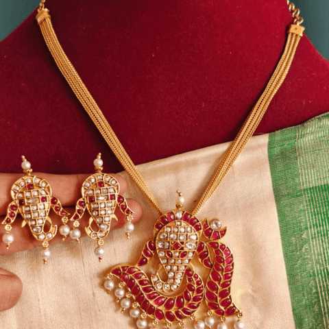 Ganesha kemp pendant set with short chain (Red white)