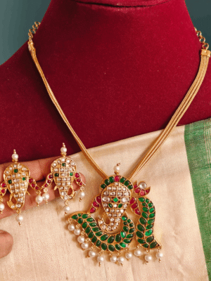 Ganesha kemp pendant set with short chain (green multicolor)