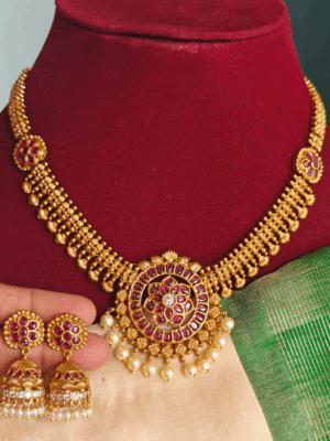 Gold look alike flower antique necklace (ruby white)