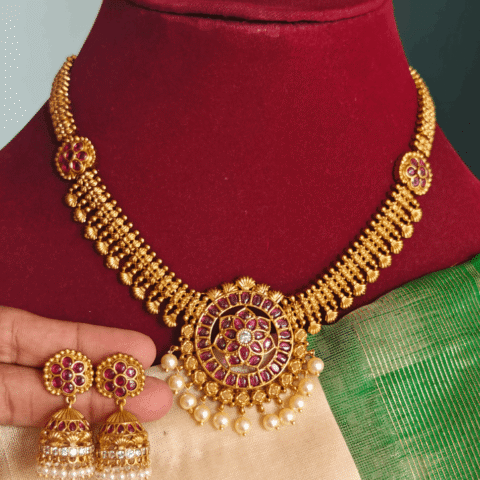 Gold look alike flower antique necklace (ruby white)
