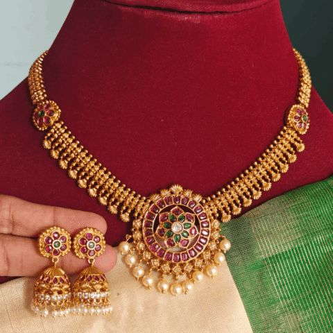 Gold look alike flower antique necklace (ruby emeral)