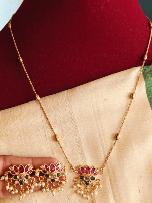 Lotus pendant set with chain