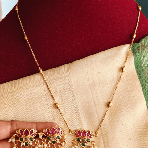 Lotus pendant set with chain