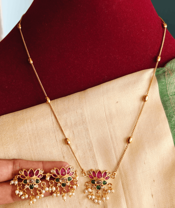 Lotus pendant set with chain