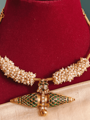Damaru fusion kemp pendant with pearls hasli (Green kundan)