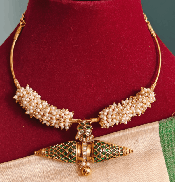 Damaru fusion kemp pendant with pearls hasli (Green kundan)