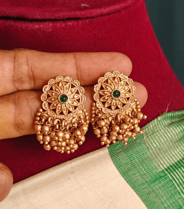 Cluster golden balls flower earrings (Green)