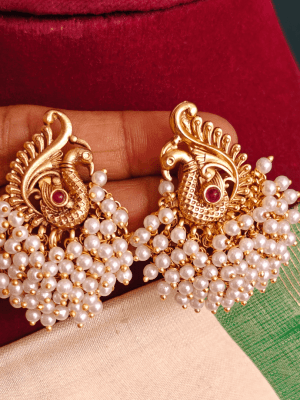 Peacock cluster pearls stud