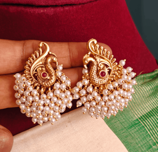 Peacock cluster pearls stud