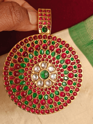 Meenakshi padhakkam pendant (Multicolor)