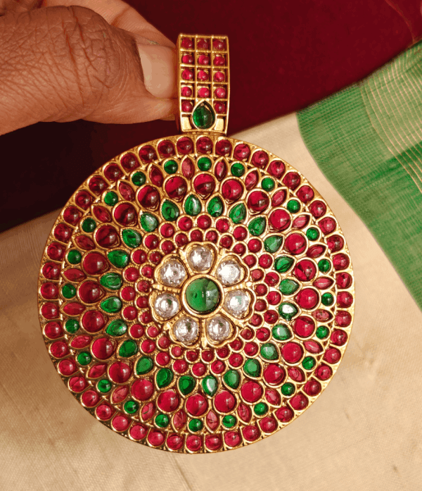 Meenakshi padhakkam pendant (Multicolor)