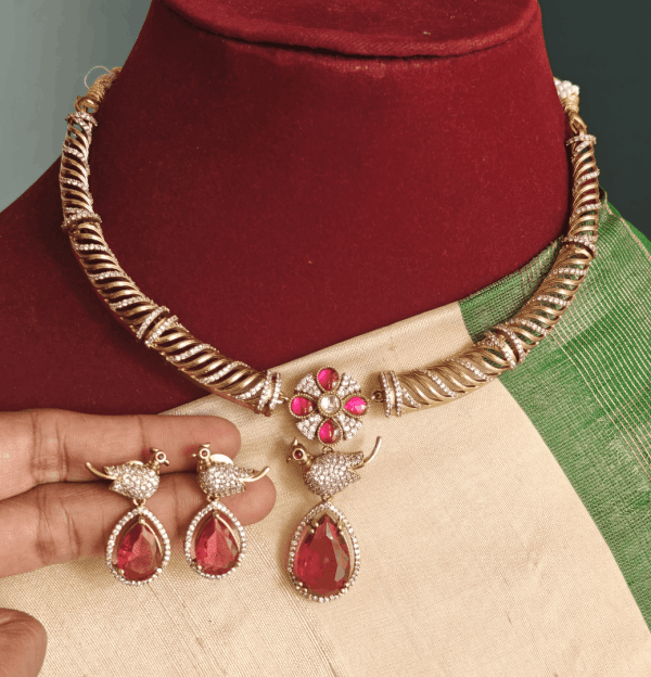 Bird victorian hasli (Ruby kundan)