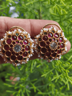 Kemp floer pearl stud (ruby emerald)