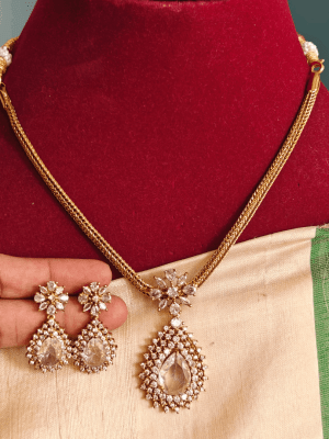 white flower tilak necklace set