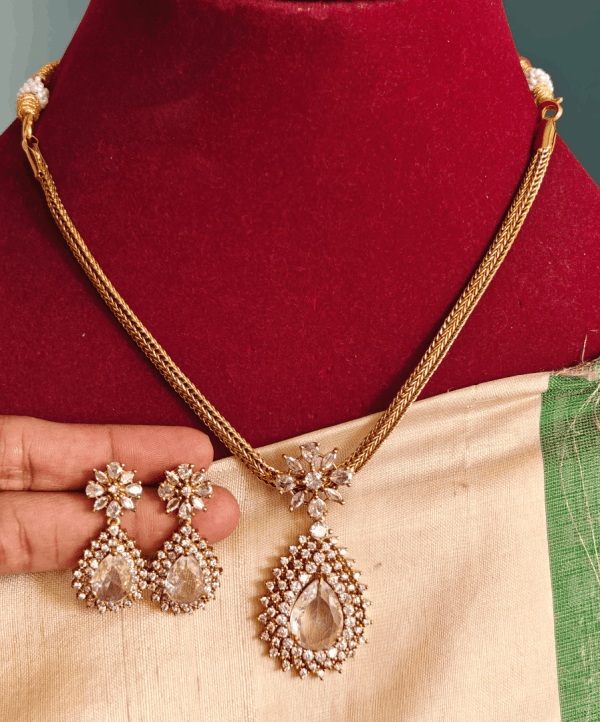 white flower tilak necklace set