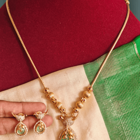 Ovel peacock necklace (mint green)