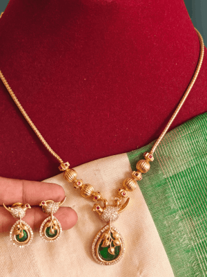 Ovel peacock necklace( green)