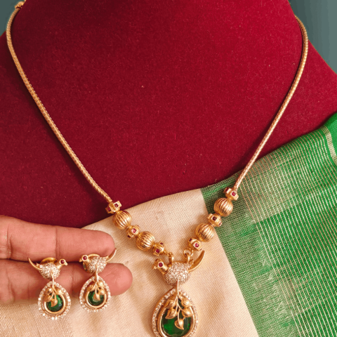 Ovel peacock necklace( green)