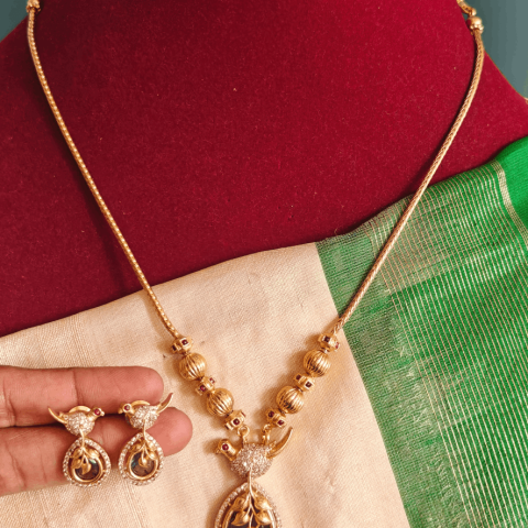 Ovel peacock necklace (violet)